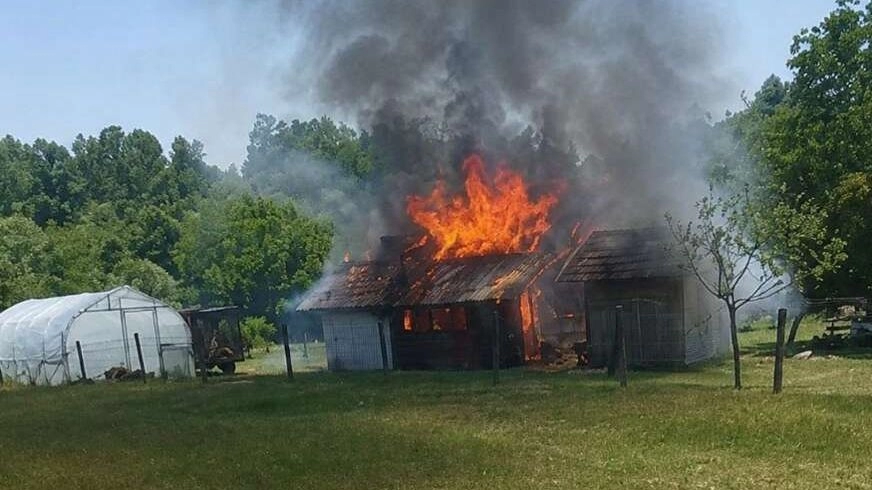 Sedmero djece bez krova nad glavom: Na Ozrenu potpuno izgorjela porodična kuća